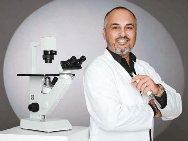 Damien Meyer chercheur en microbiologie au Cirad